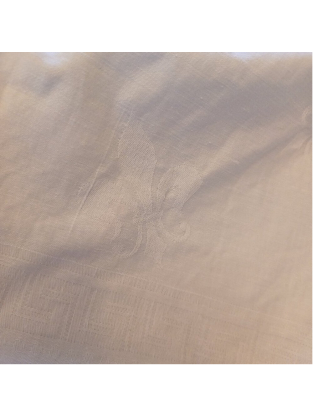 Vintage Linen damask fleur de lys pattern
